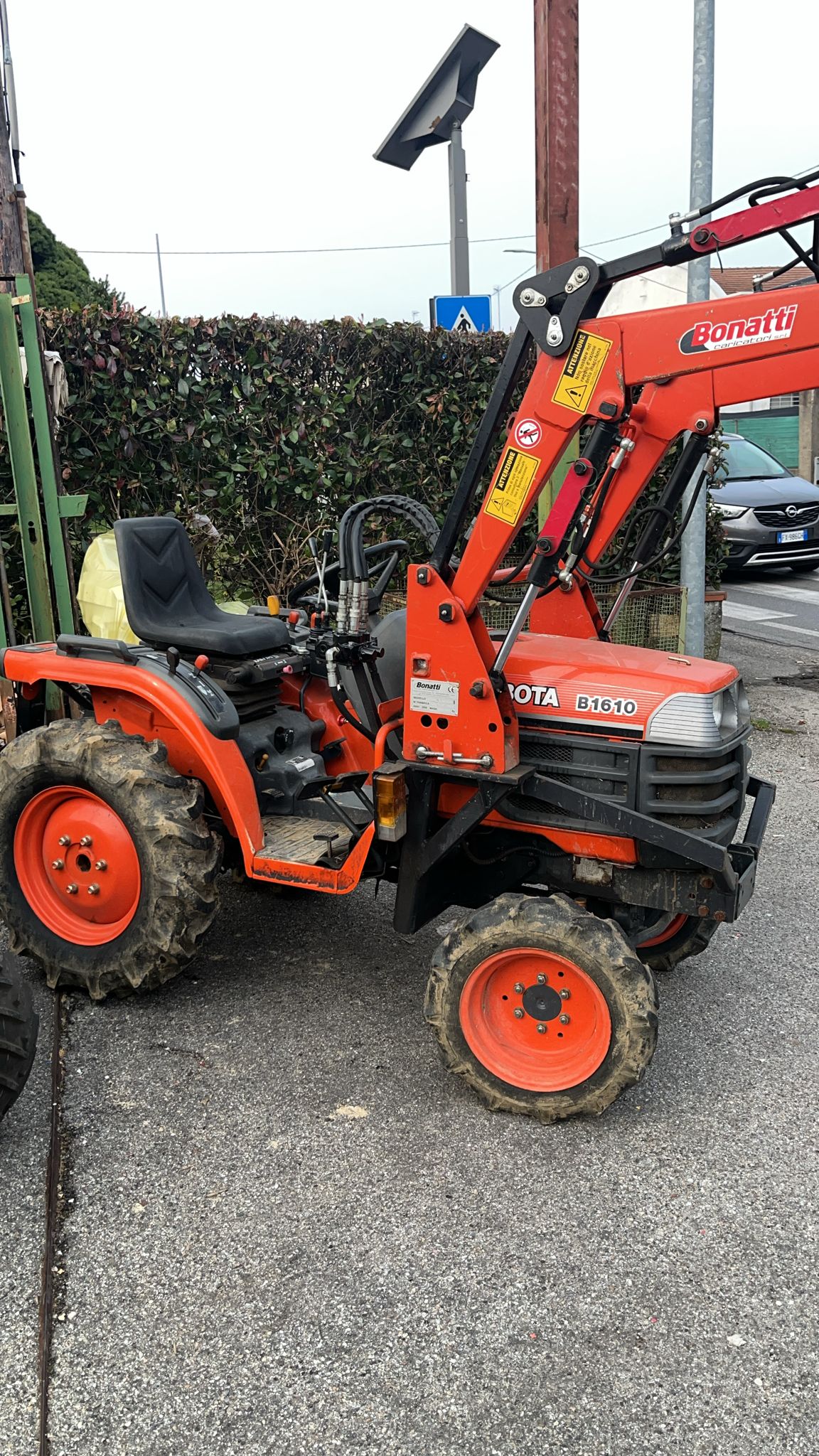 Trattore Kubota  16 Cavalli raffreddato ad acqua compreso di benna, aratro, fresa e botte diserbo